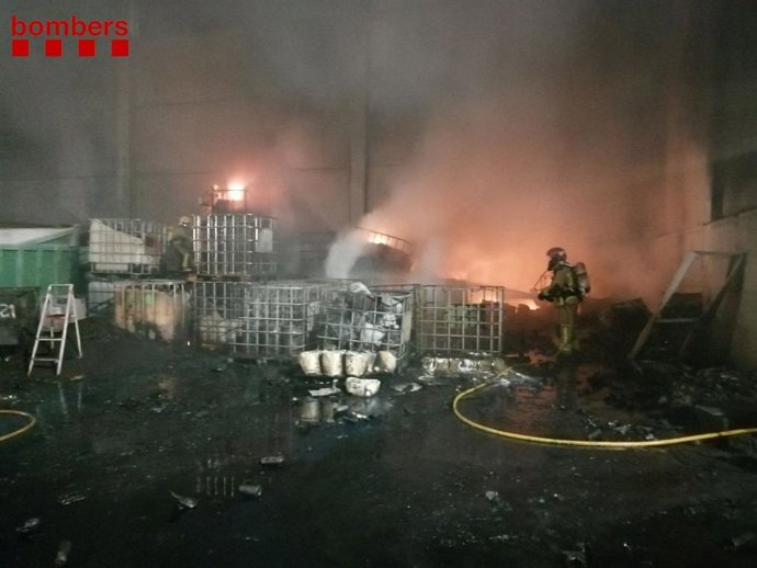 Incendi en una empresa de reciclatge a Torelló (Barcelona).