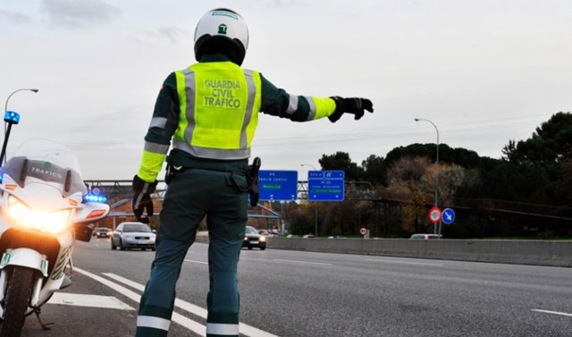 Archivo - Control de Guardia Civil de Tráfico, en una imagen de archivo