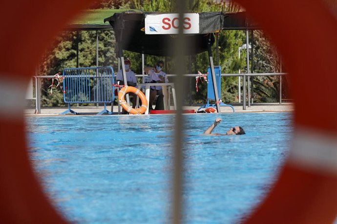 Archivo - Una persona nada en la piscina del Centro Deportivo Municipal Vicente del Bosque