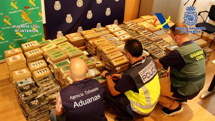 La Agencia Tributaria, en una operación conjunta con la Policía Nacional y la Guardia Civil, se ha incautado de 1.100 kilogramos de cocaína en un contenedor que se encontraba en una nave de Valncia.