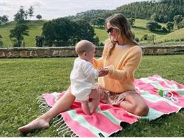 MARÍA POMBO JUNTO A SU HIJO MARTÍN