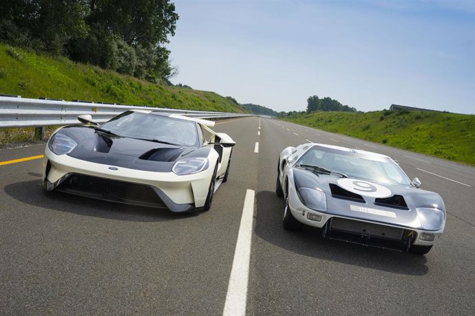 El prototipo Ford GT Heritage Edition 2022 junto al prototipo Ford GT de 1964.