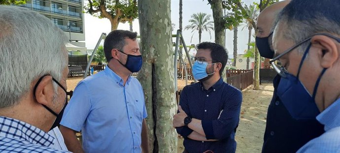 El presidente de la Generalitat, Pere Aragons, con el alcalde de Caldes d'Estrac, scar Baró, y concejales del Ayuntamiento