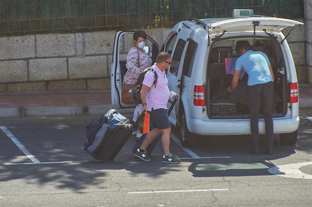 Archivo - Dos turistas entran en un taxi.