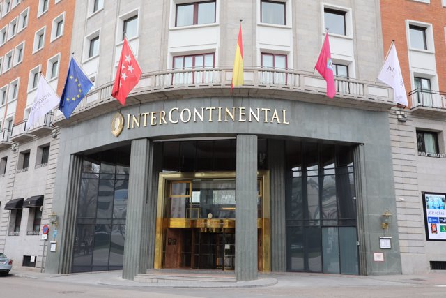 Puerta del Hotel Intercontinental que amanece cerrado tras la orden de suspensión de apertura al público de establecimientos de alojamiento turístico por parte del Gobierno debido a la crisis del coronavirus, en Madrid (España), a 20 de marzo de 2020.