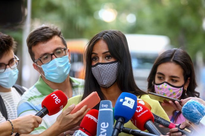 La vicealcaldesa de Madrid, Begoña Villacís, ofrece declaraciones a los medios, durante su visita a los trabajos de mejora del pavimento que se están desarrollando en la calle Castelló y que se enmarcan en la Operación Asfalto 2021, a 13 de agosto de 20