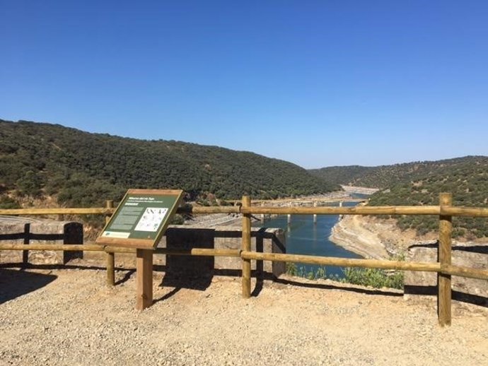 Varias carreteras del entorno de Monfragüe estrenan nueva señalización de sus recursos turísticos