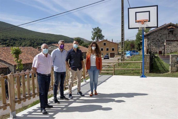 El vicepresidente y consejero de Universidades, Igualdad, Cultura y Deporte, Pablo Zuloaga, visita las obras realizadas en las instalaciones deportivas de esta localidad.