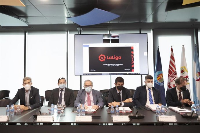 Imagen de varios presidentes de LaLiga durante la Asamblea Extraordinaria de LaLiga para aprobar 'LaLiga Impulso'