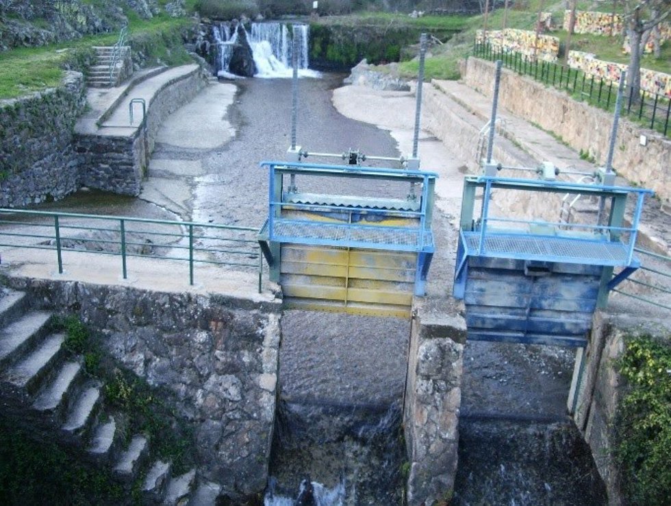 Compuertas de una piscina natural en el norte de Cáceres.