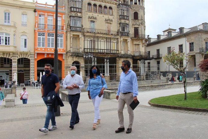 Elena Candia (PP), en Ribadeo (Lugo), junto a Jaime de Olano