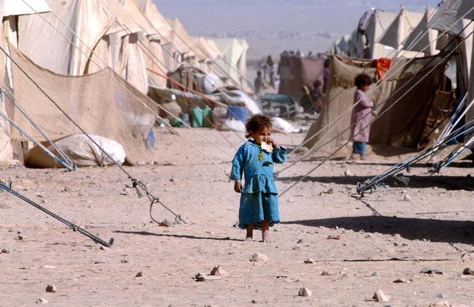 Archivo - Una niña refugiada afgana en un campamento en Pakistán, cerca de la frontera con Afganistán