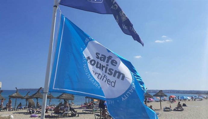 Bandera de certificación 'Safe Tourism' en una playa de Palma.