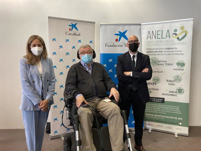 Arancha Rubio y Javier Muñoz, de Acción Social de CaixaBank, junto a Montxo Iriarte, presidente de la Asociación de Enfermos de Esclerosis Lateral Amiotrófica de Navarra