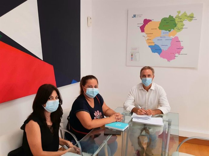 El diputado de Bienestar Social de la Diputación de Cádiz, David de la Encina, junto a la directiva de la Asociación Dislexia Cádiz, encabezada por su presidenta, Lucía Torrejón, y la vicesecretaria, Marga Doncel.