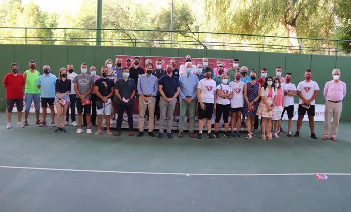 El alcalde de Logroño, Pablo Hermoso de Mendoza, y el concejal de Deportes, Rubén Antoñanzas, junto con los responsables del Programa de Actividades Deportivas de la Temporada 2021-2022