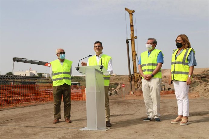 El ministro de la Presidencia, Relaciones con las Cortes y Memoria Democrática, Félix Bolaños, atiende a los medios en las obras del tramo Los Arejos-Níjar del AVE entre Almería y Murcia. 