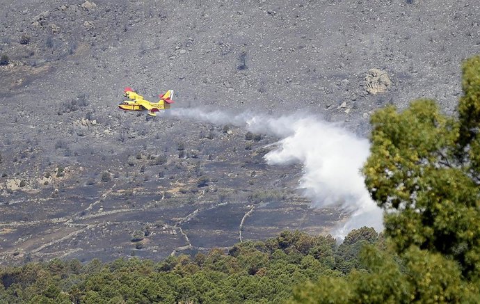 Archivo - Imagen de recurso de un avión apaga incendios de la Unidad Militar de Emergencias (UME) virtiendo agua sobre un incendio forestal originado en el término municipal de Robledo de Chavela (Madrid).