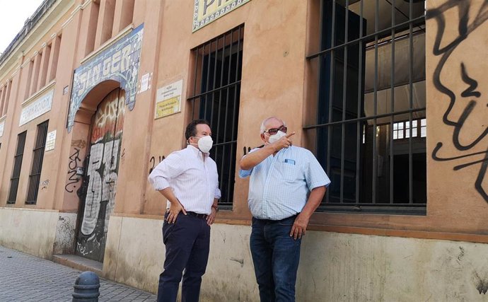 El concejal de Cs, Lorenzo López Aparicio, en su visita a la antigua Nave Singer.