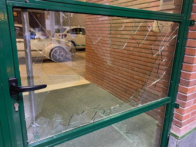 Puerta fracturada en el centro de salud de Tauste tras una agresión al personal.