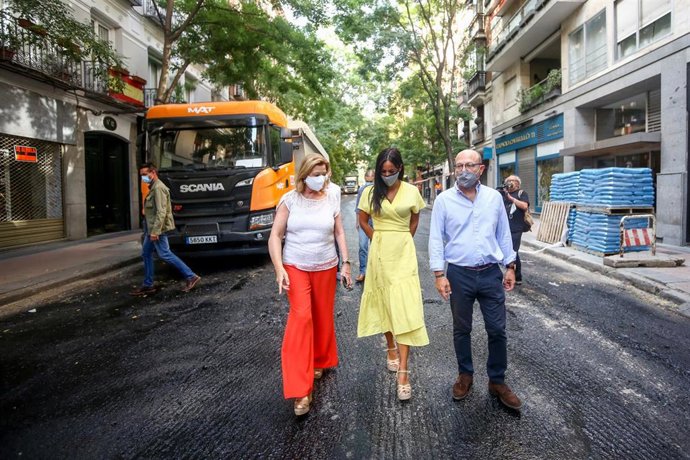 (I-D) La delegada de Obras y Equipamientos, Paloma García Romero; la vicealcaldesa de Madrid, Begoña Villacís y el concejal de Salamanca, José Fernández, visitan los trabajos de mejora del pavimento que se están desarrollando en la calle Castelló.