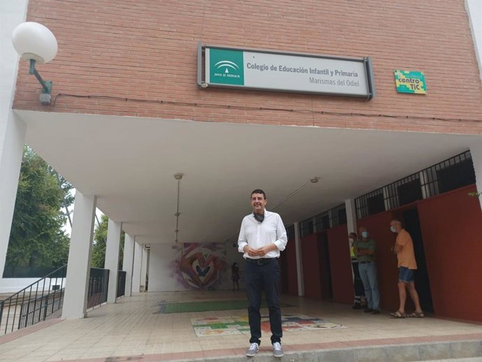 El portavoz de la Comisión de Presidencia del Grupo Parlamentario Socialista y diputado por Huelva, Mario Jiménez, en su visita al CEIP Marismas del Odiel de Huelva.