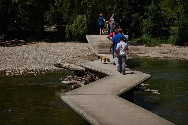 Bañistas en el río Arga de Pamplona en la fase 2 de la desescalada