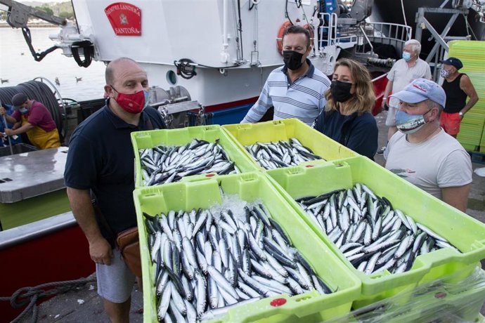 El consejero de Desarrollo Rural, Ganadería, Pesca, Alimentación y Medio Ambiente, Guillermo Blanco, tras su participación durante la noche en una jornada de pesca de bocarte.