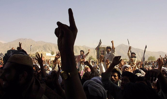 Una protesta de simpatizantes talibán en 2001