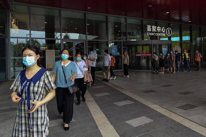 Una cola para realizar pruebas de coronavirus en Wuhan