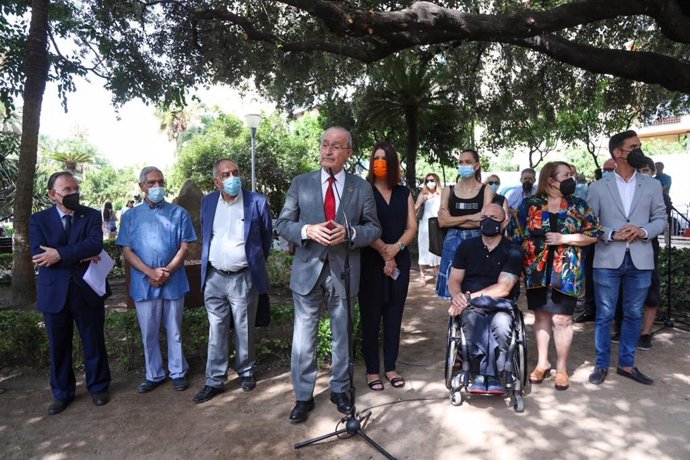 El alcalde de Málaga durante el acto de homenaje a la familia Orueta