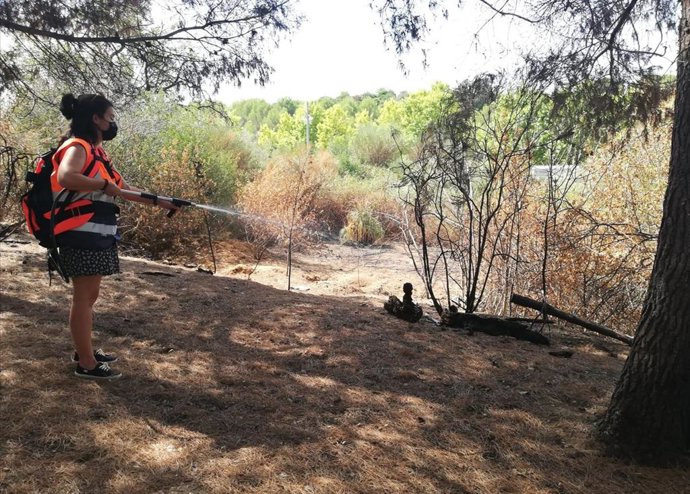 La alcaldesa accidental de Sant Cugat del Valls (Barcelona), Esther Madrona, probando las nuevas mochilas con agua de Protecció Civil
