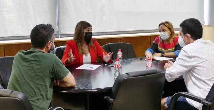 La presidenta del PP de Cantabria, María José Sáenz de Buruaga, se reúne con el director gerente de APTACAN, Alberto Baliñas , y Carlos López, padre de un niño de tres años diagnosticado de autismo.