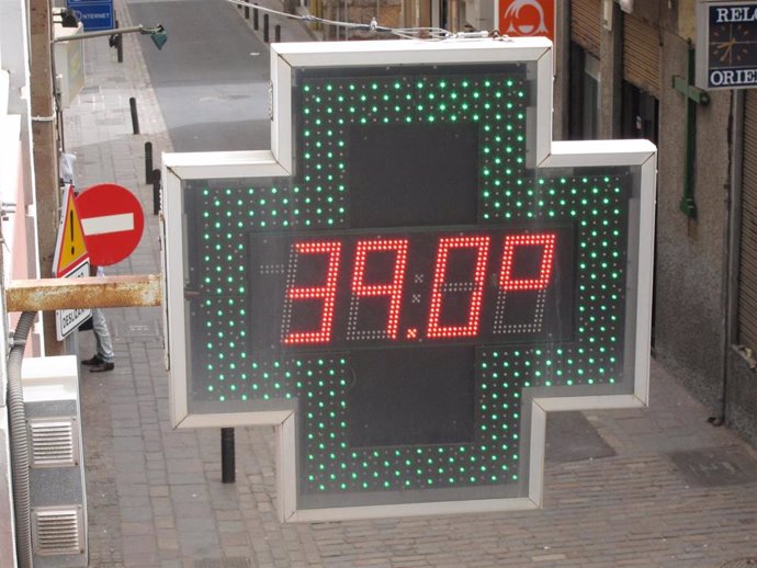 Archivo - Un termómetro de una farmacia marca 39C durante una ola de calor en Santa Cruz de Tenerife