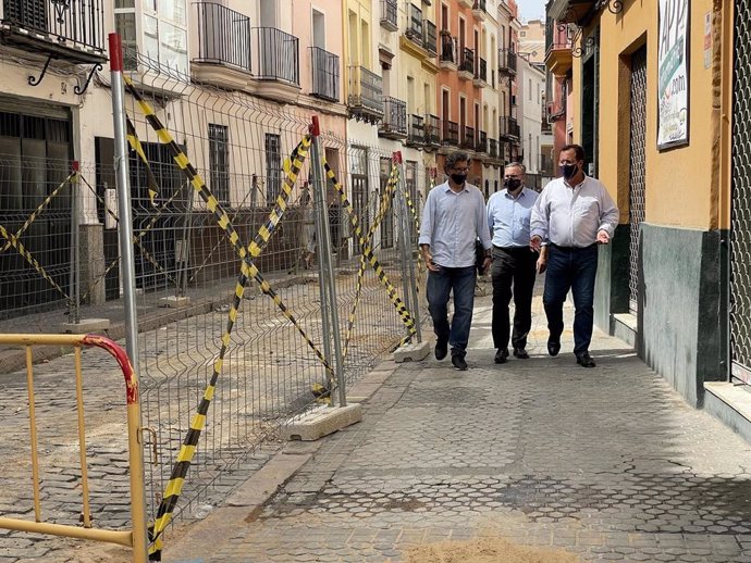 El delegado Juan Carlos Cabrera, en su visita a las obras de reurbanización de la calle Correduría.