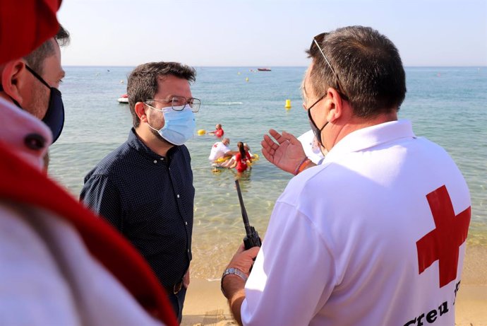 El president de la Generalitat, Pere Aragons, visitant la platja de Caldetes d'Estrac