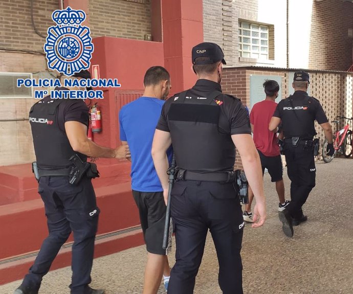 Los detenidos como presuntos autores del tiroteo en el barrio de La Chanca.