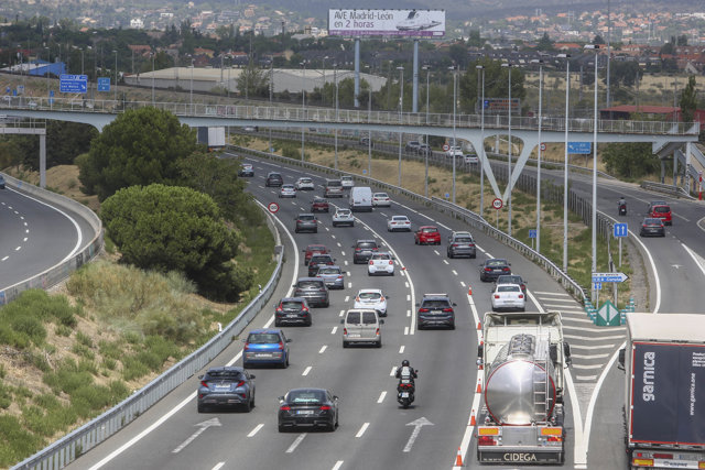 Varios vehículos en la carretera de A Coruña, en Madrid, este 13 de agosto