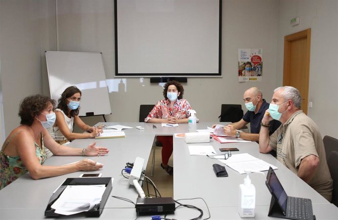 La directora-gerente de la ANADP, Inés Francés; la subdirectora de Valoración y Servicios, Olga Sala; la consejera Maeztu, el director de Atención Primaria de Salud, Manuel Carpintero, y el director general de salud, Carlos Artundo
