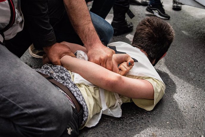 Archivo - 01 May 2021, Turkey, Istanbul: A protester is being forcefully detained by the police during a Protest to mark the May Day, International Workers' Day. Photo: Murat Baykara/SOPA Images via ZUMA Wire/dpa