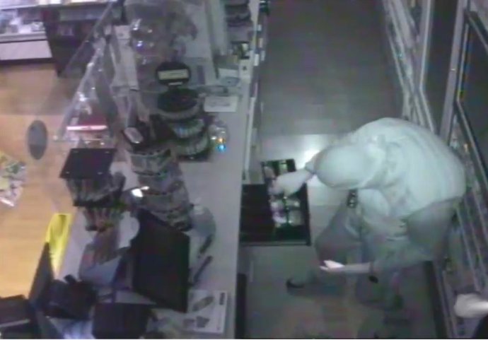 Una cámara de seguridad del estanco captó el momento del robo.