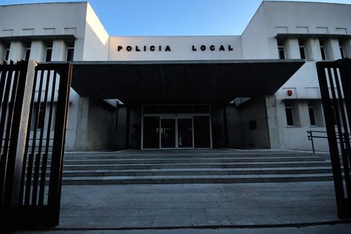 Archivo - Fachada de la Policía Local de Benalmádena