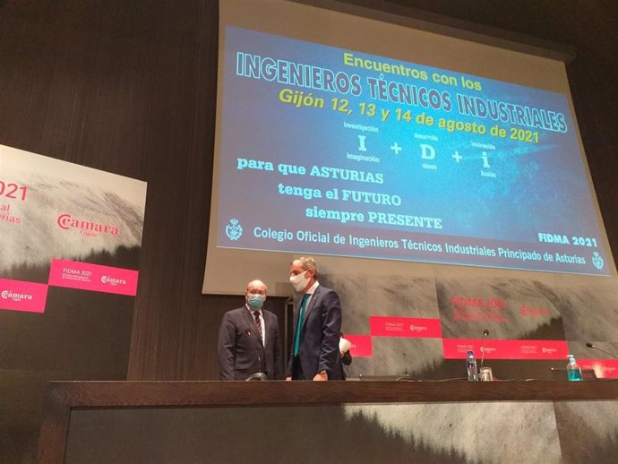 Enrique Pérez (a la izquierda), presidente del Colegio Oficial de Graduados en Ingeniería rama industrial e Ingenieros Técnicos Industriales del Principado de Asturias, en la Feria Internacional de Muestras de Asturias, en Gijón