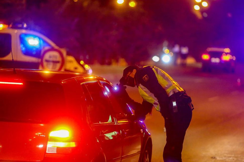 Archivo - Control policial nocturno.