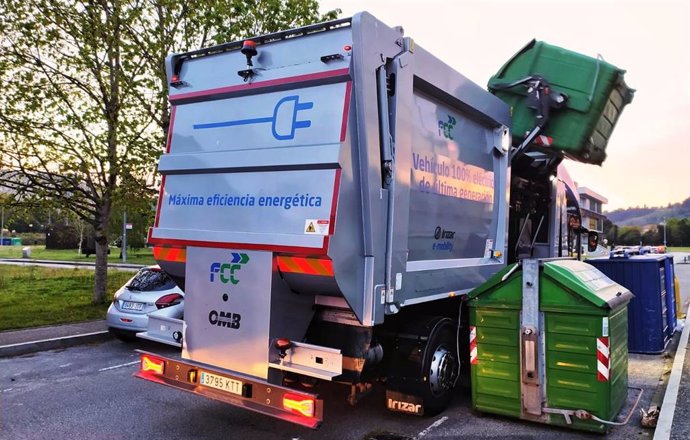 Archivo - Prueba de Emulsa de un camión eléctrico de recogida de residuos, en Gijón