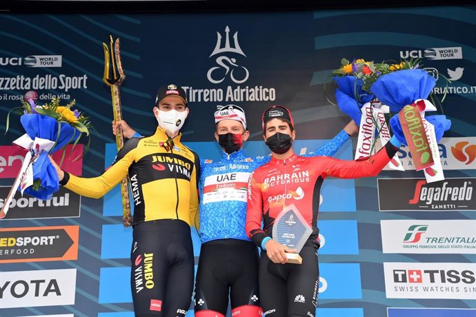 Archivo - Belgium's second placed cyclist Wout Van Aert of team Jumbo-Visma, Slovenia's Overall winner Tadej Pogacar of UAE Team Emirates and Spain's third placed cyclist Mikel Landa of team Bahrain Victorious celebrate on the podium of the Tirreno-Adri