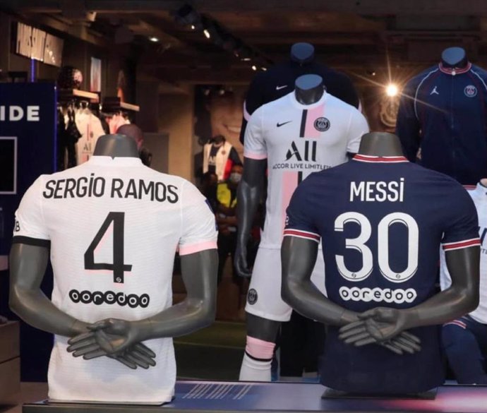 Camisetas del PSG de Sergio Ramos y Lionel Messi en la tienda oficial del club francés