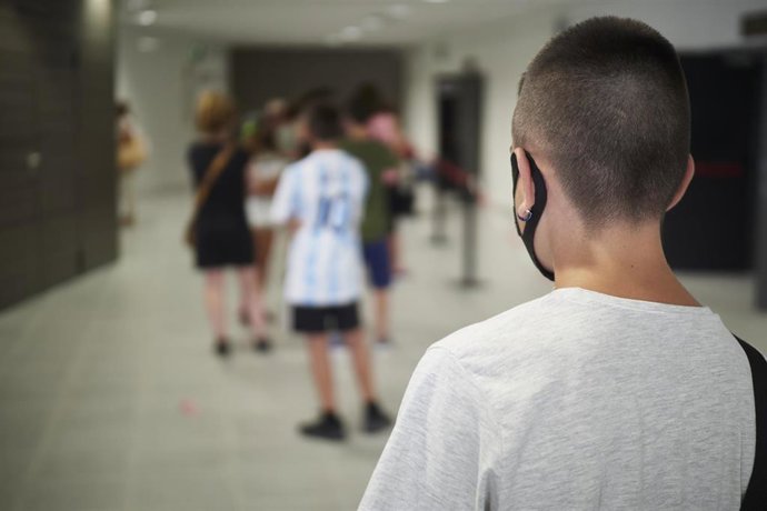 Un adolescente de 12 años acude a recibir la primera dosis de la vacuna Pfizer