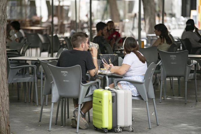 Un chico y una chica, en la terraza de un bar en la Plaza Cervantes, a 11 de agosto de 2021, en Ciudad Real, Castilla-La Mancha, (España).