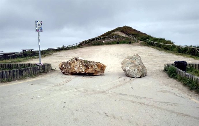 Piedras para bloquear el acceso de autocaravanas y furgonetas en Llanes